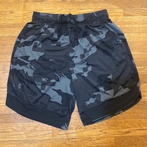 Men’s under armor training shorts – small